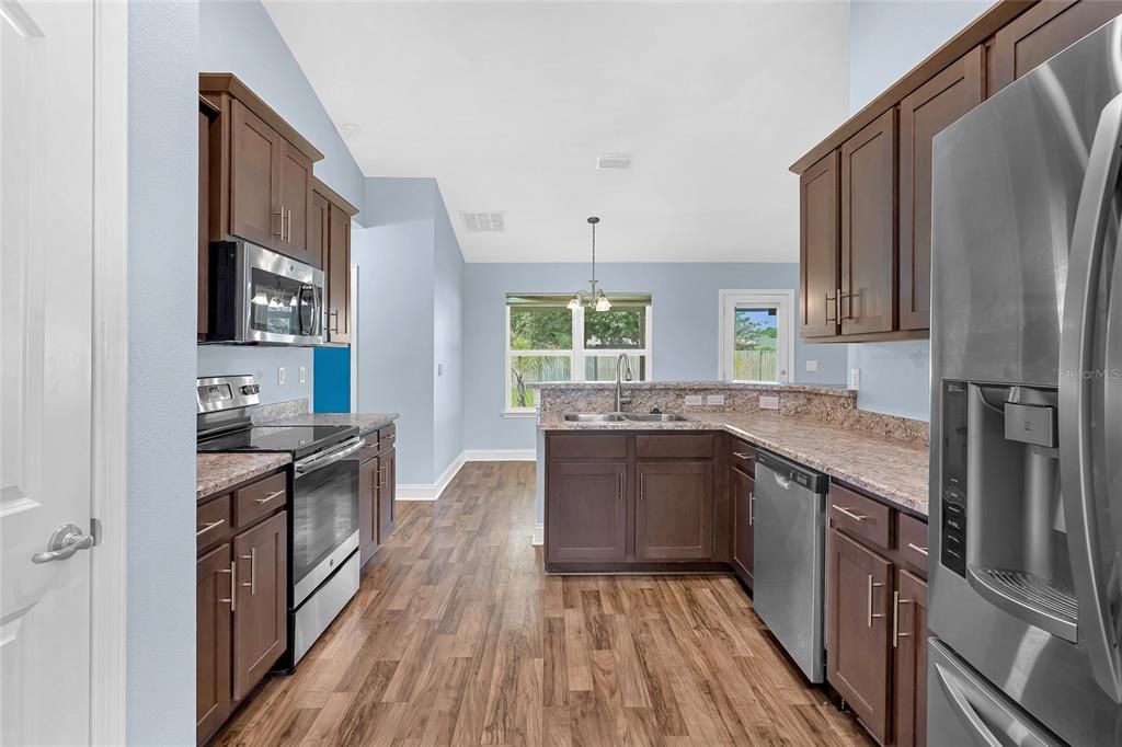 Activo con contrato: $369,000 (4 camas, 2 baños, 2166 Pies cuadrados)