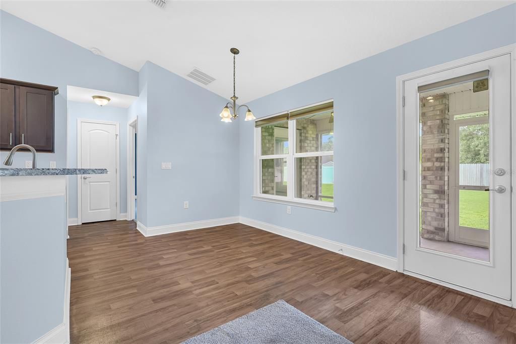 Activo con contrato: $369,000 (4 camas, 2 baños, 2166 Pies cuadrados)