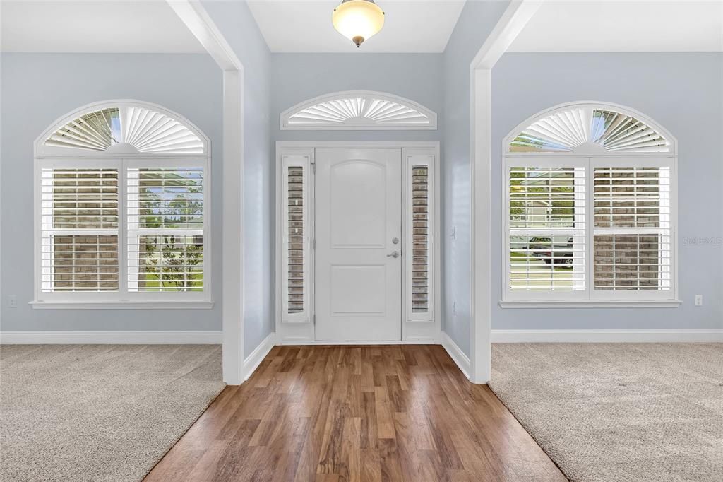 Activo con contrato: $369,000 (4 camas, 2 baños, 2166 Pies cuadrados)