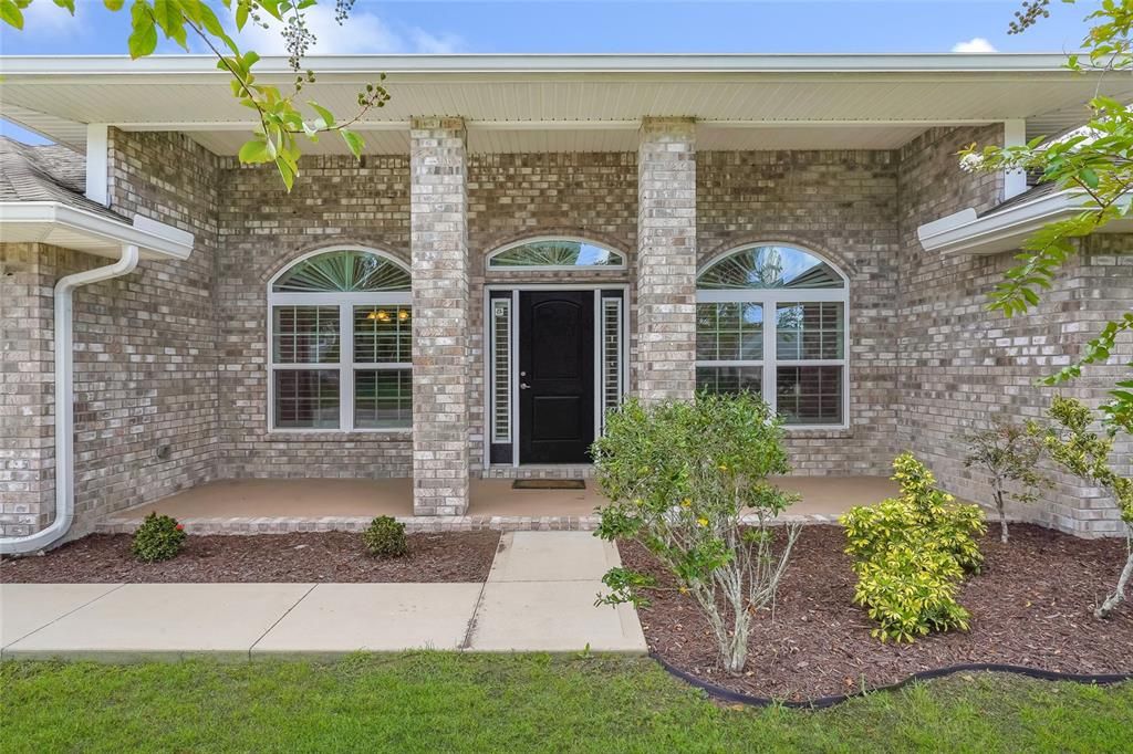 Activo con contrato: $369,000 (4 camas, 2 baños, 2166 Pies cuadrados)