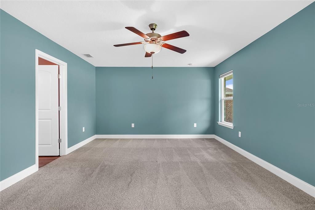 Activo con contrato: $369,000 (4 camas, 2 baños, 2166 Pies cuadrados)