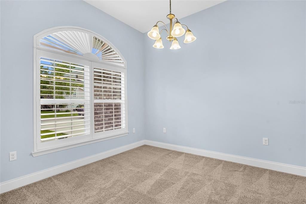 Activo con contrato: $369,000 (4 camas, 2 baños, 2166 Pies cuadrados)