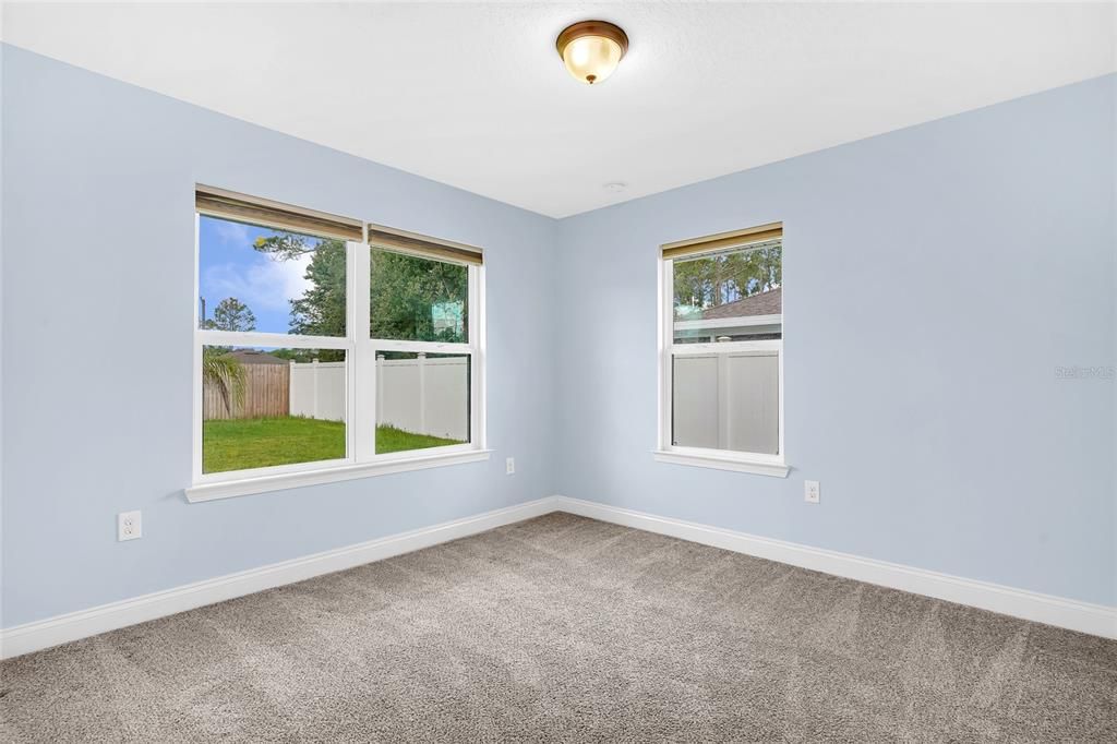 Activo con contrato: $369,000 (4 camas, 2 baños, 2166 Pies cuadrados)