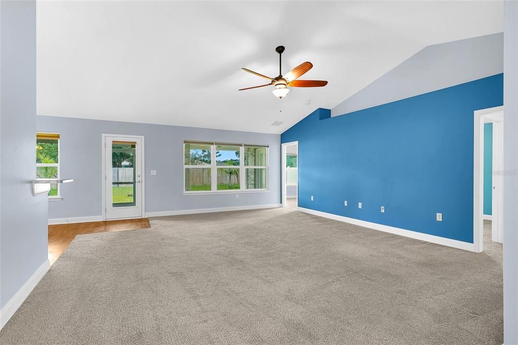 Activo con contrato: $369,000 (4 camas, 2 baños, 2166 Pies cuadrados)