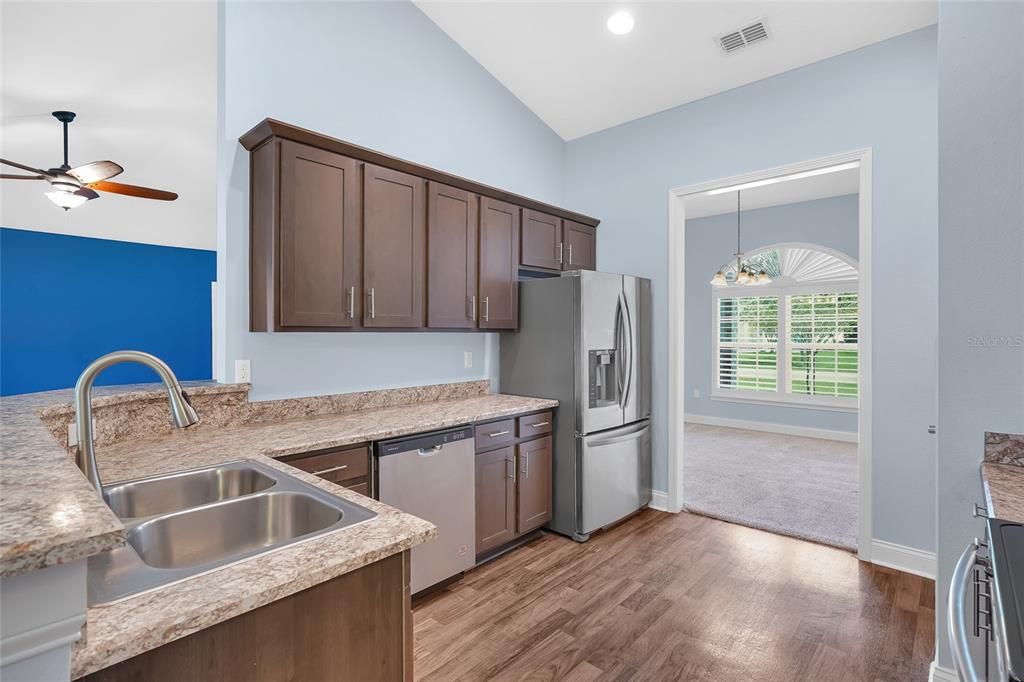 Activo con contrato: $369,000 (4 camas, 2 baños, 2166 Pies cuadrados)