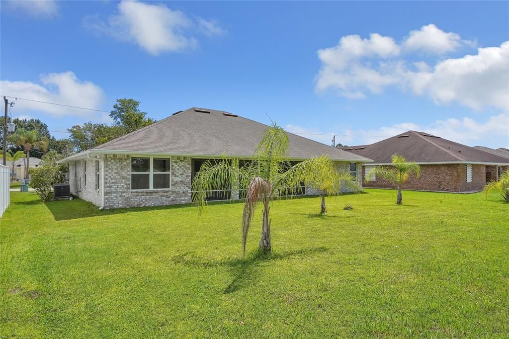 Activo con contrato: $369,000 (4 camas, 2 baños, 2166 Pies cuadrados)