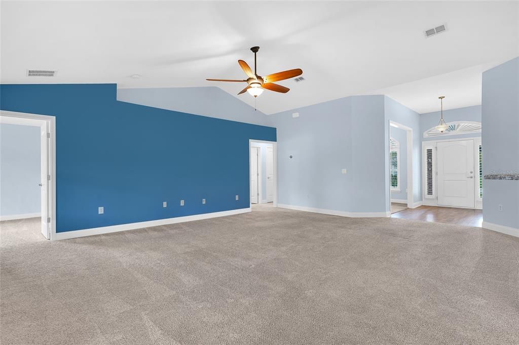 Activo con contrato: $369,000 (4 camas, 2 baños, 2166 Pies cuadrados)