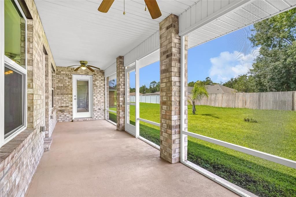 Activo con contrato: $369,000 (4 camas, 2 baños, 2166 Pies cuadrados)