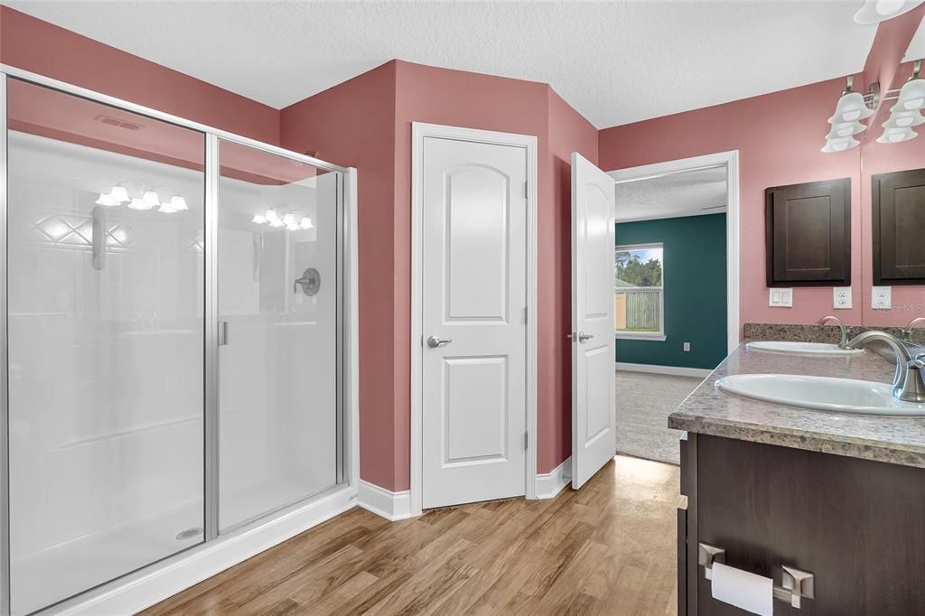 Activo con contrato: $369,000 (4 camas, 2 baños, 2166 Pies cuadrados)