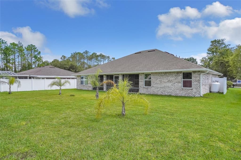 Activo con contrato: $369,000 (4 camas, 2 baños, 2166 Pies cuadrados)