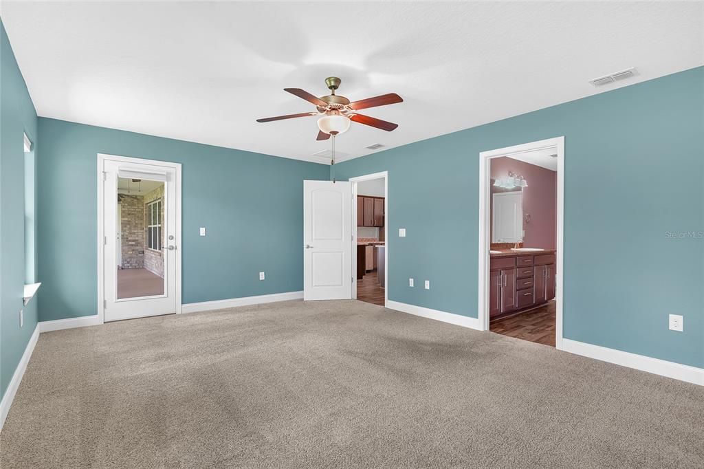 Activo con contrato: $369,000 (4 camas, 2 baños, 2166 Pies cuadrados)