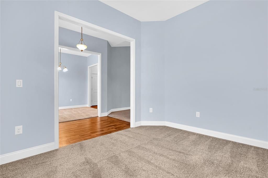 Activo con contrato: $369,000 (4 camas, 2 baños, 2166 Pies cuadrados)