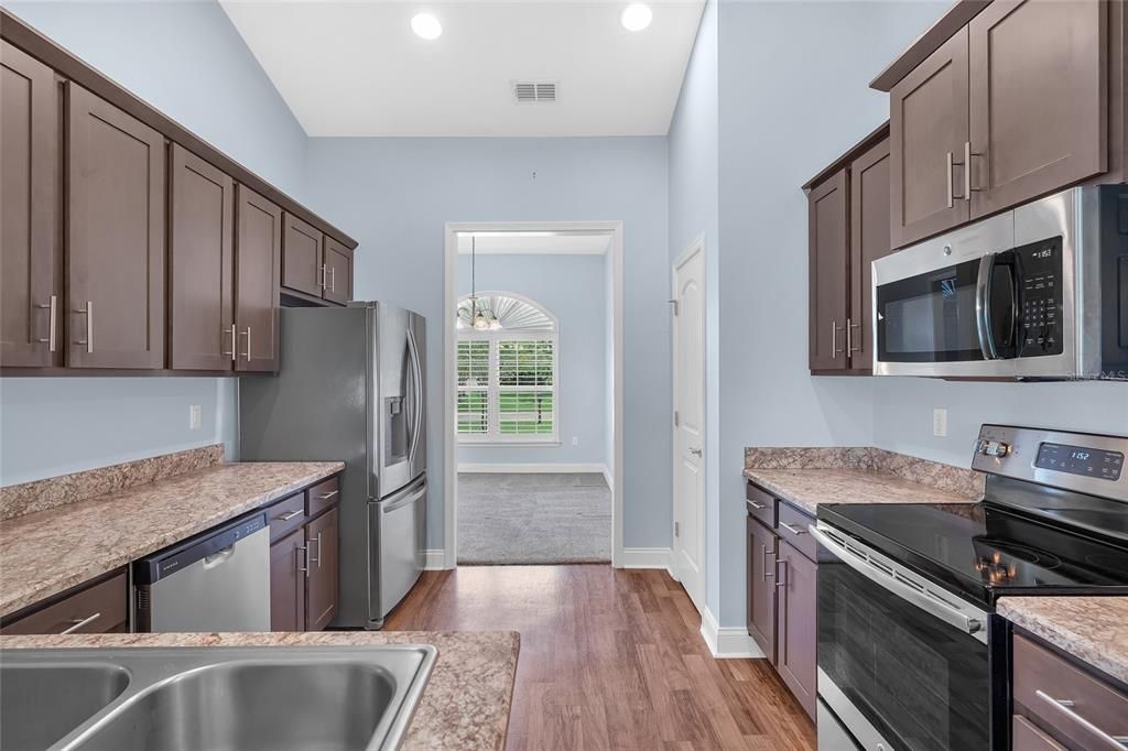 Activo con contrato: $369,000 (4 camas, 2 baños, 2166 Pies cuadrados)