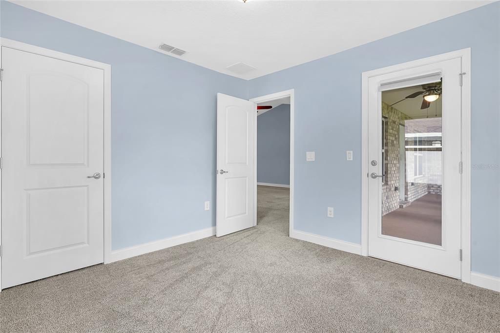 Activo con contrato: $369,000 (4 camas, 2 baños, 2166 Pies cuadrados)