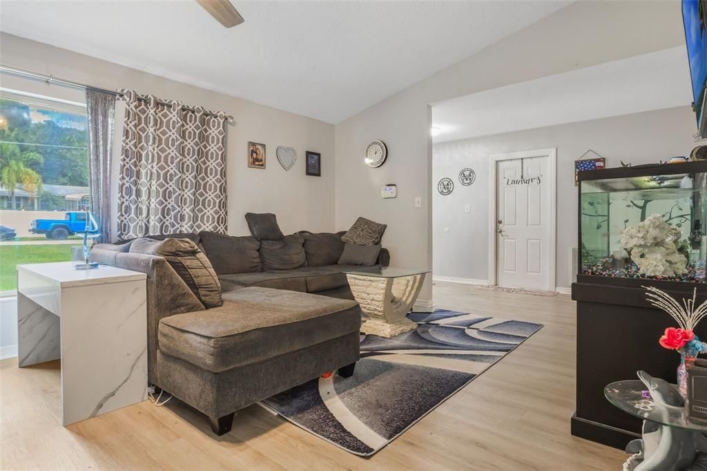 En Venta: $469,500 (3 camas, 2 baños, 2016 Pies cuadrados)