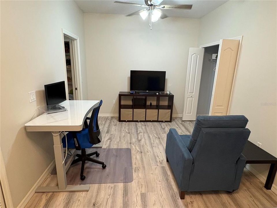 合同活跃: $1,640 (2 贝兹, 2 浴室, 1378 平方英尺)