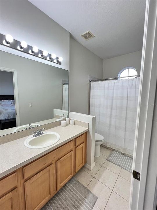 合同活跃: $1,640 (2 贝兹, 2 浴室, 1378 平方英尺)