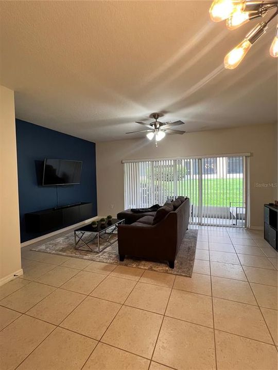 合同活跃: $1,640 (2 贝兹, 2 浴室, 1378 平方英尺)