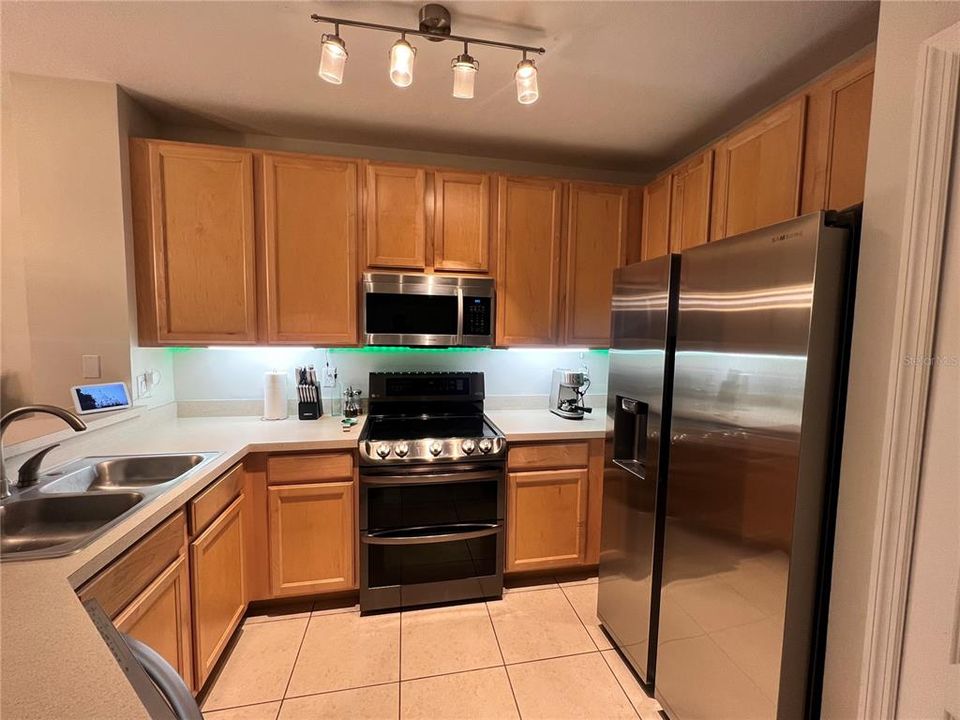 合同活跃: $1,640 (2 贝兹, 2 浴室, 1378 平方英尺)