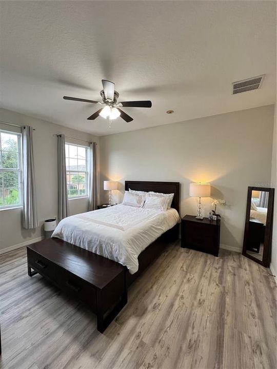 合同活跃: $1,640 (2 贝兹, 2 浴室, 1378 平方英尺)