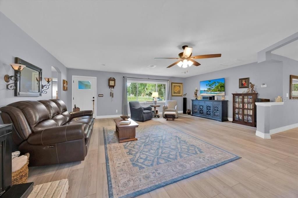 待售: $490,000 (4 贝兹, 3 浴室, 2055 平方英尺)