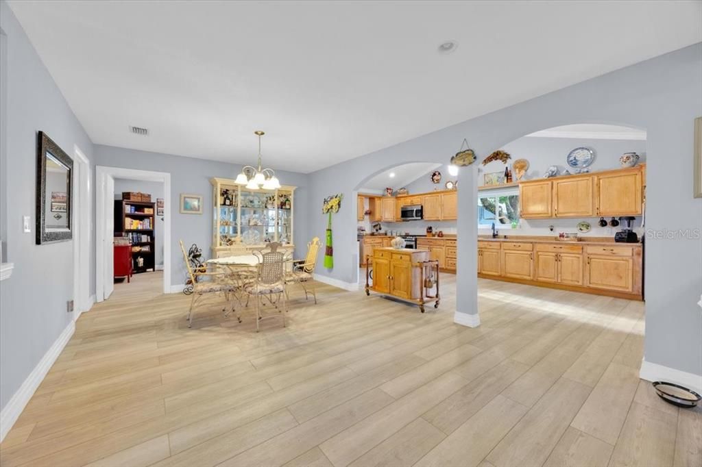 待售: $490,000 (4 贝兹, 3 浴室, 2055 平方英尺)