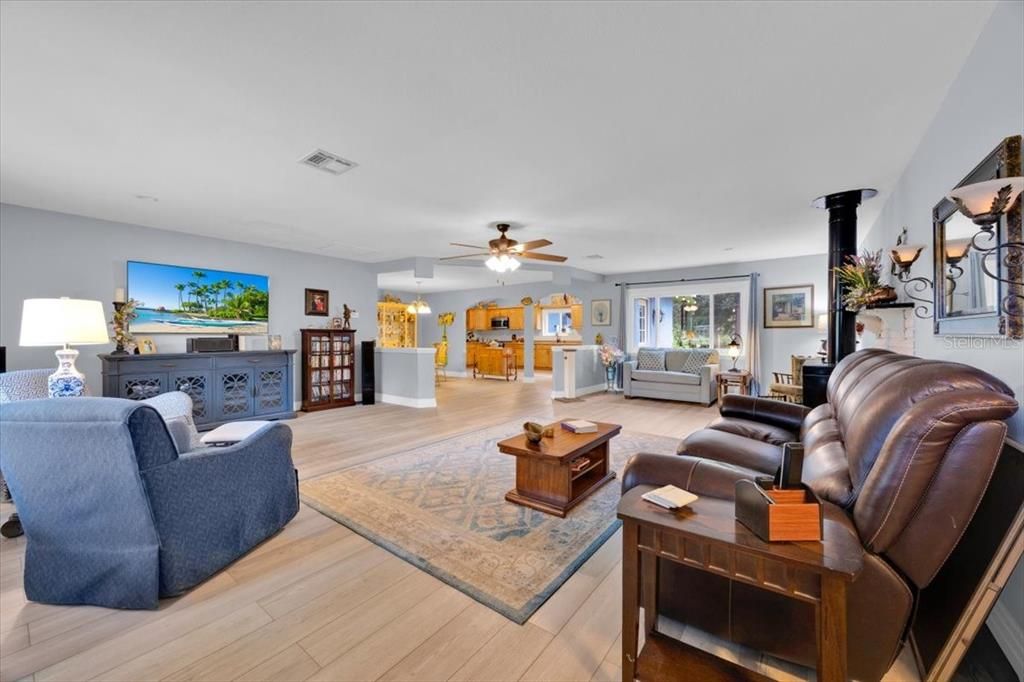 待售: $490,000 (4 贝兹, 3 浴室, 2055 平方英尺)