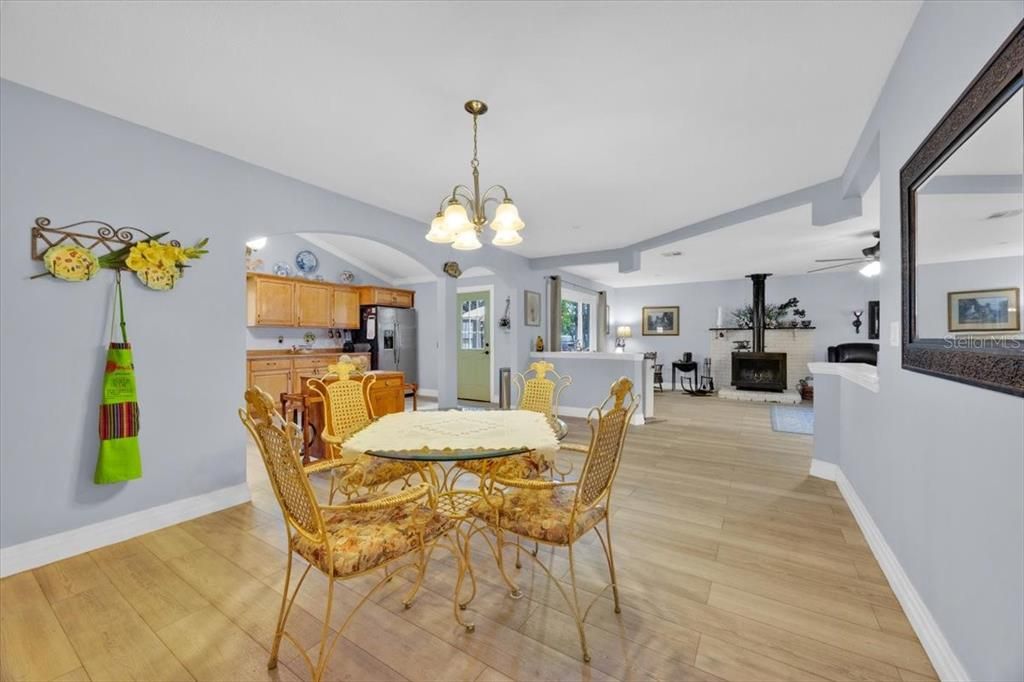 待售: $490,000 (4 贝兹, 3 浴室, 2055 平方英尺)