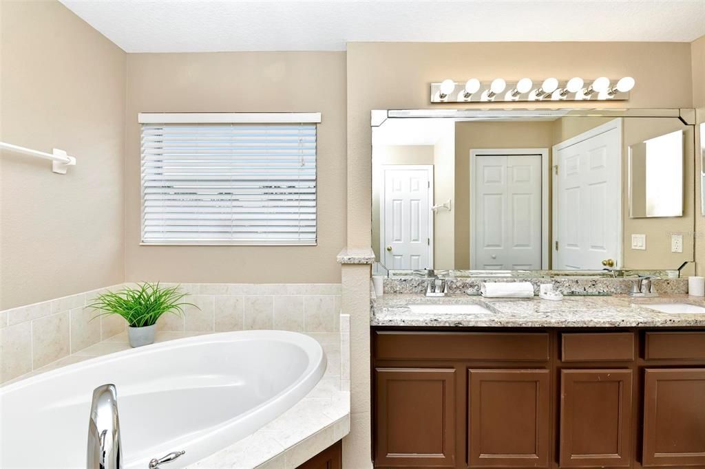 合同活跃: $3,500 (5 贝兹, 3 浴室, 2949 平方英尺)