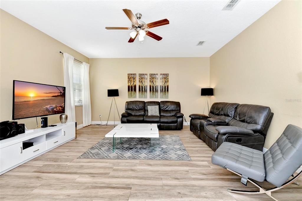 合同活跃: $3,500 (5 贝兹, 3 浴室, 2949 平方英尺)