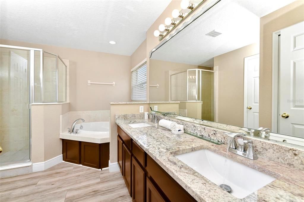 合同活跃: $3,500 (5 贝兹, 3 浴室, 2949 平方英尺)