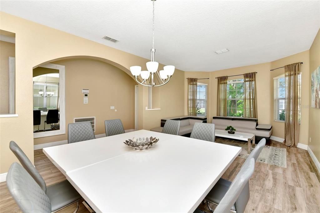 合同活跃: $3,500 (5 贝兹, 3 浴室, 2949 平方英尺)