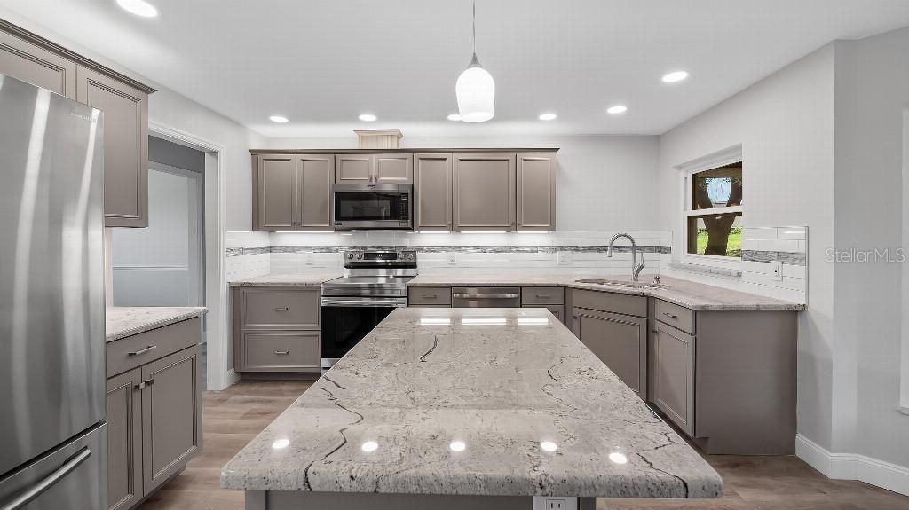 待售: $570,000 (4 贝兹, 3 浴室, 2586 平方英尺)