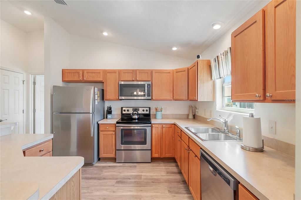 Active With Contract: $339,900 (3 beds, 2 baths, 1392 Square Feet)