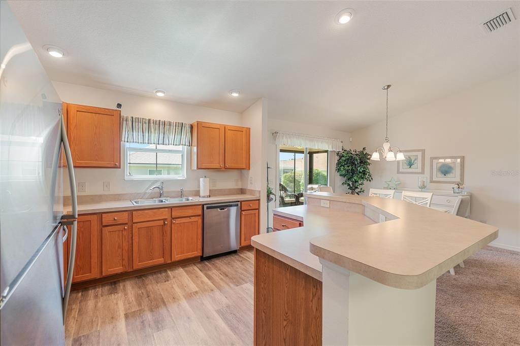 Active With Contract: $339,900 (3 beds, 2 baths, 1392 Square Feet)
