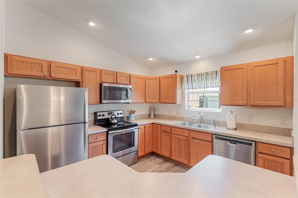 Active With Contract: $339,900 (3 beds, 2 baths, 1392 Square Feet)