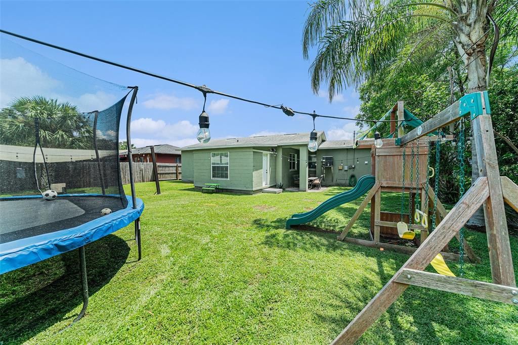 合同活跃: $320,000 (3 贝兹, 1 浴室, 1342 平方英尺)