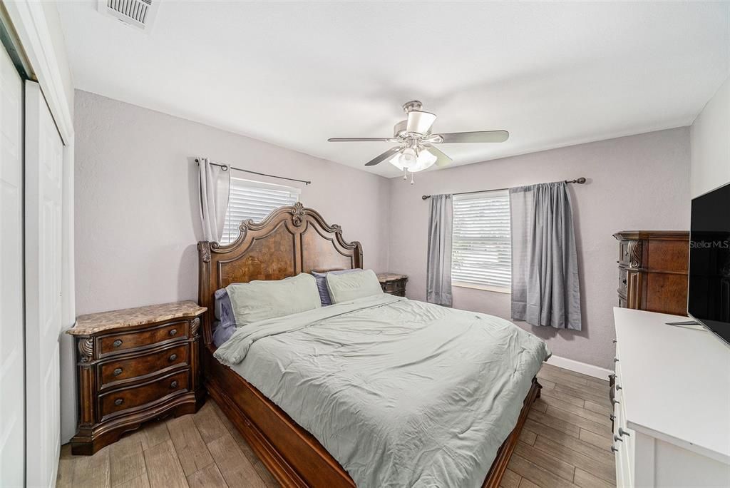 合同活跃: $320,000 (3 贝兹, 1 浴室, 1342 平方英尺)