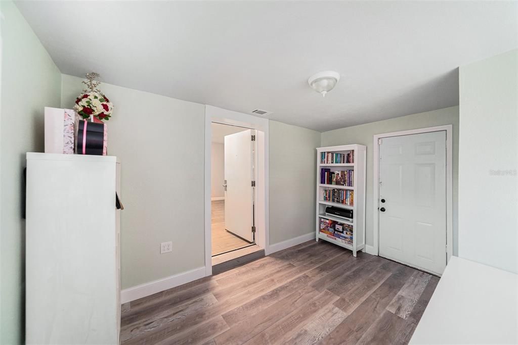 合同活跃: $320,000 (3 贝兹, 1 浴室, 1342 平方英尺)