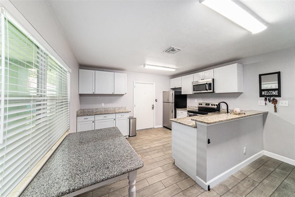 合同活跃: $320,000 (3 贝兹, 1 浴室, 1342 平方英尺)