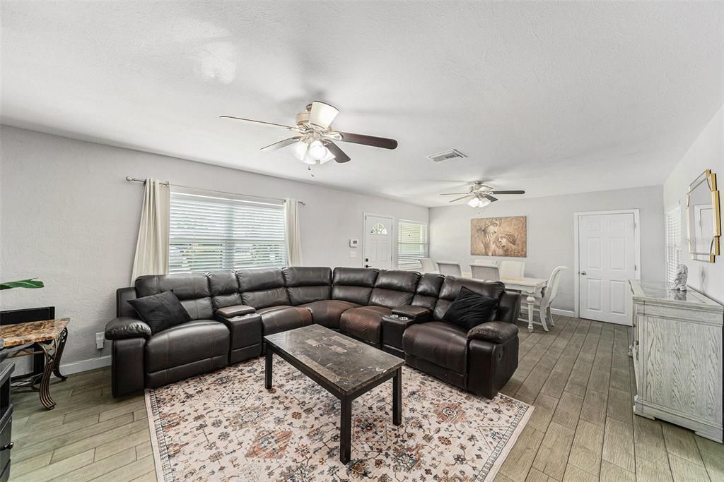 合同活跃: $320,000 (3 贝兹, 1 浴室, 1342 平方英尺)