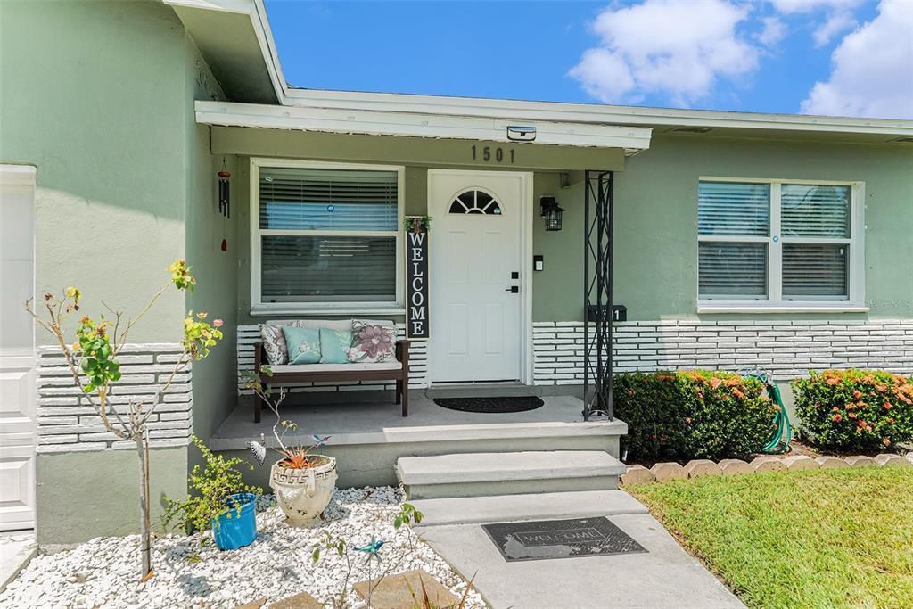 合同活跃: $320,000 (3 贝兹, 1 浴室, 1342 平方英尺)