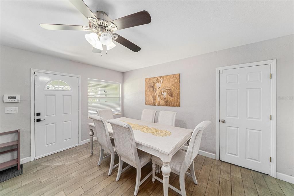 合同活跃: $320,000 (3 贝兹, 1 浴室, 1342 平方英尺)