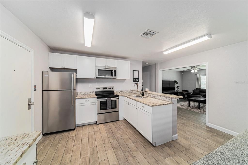 合同活跃: $320,000 (3 贝兹, 1 浴室, 1342 平方英尺)