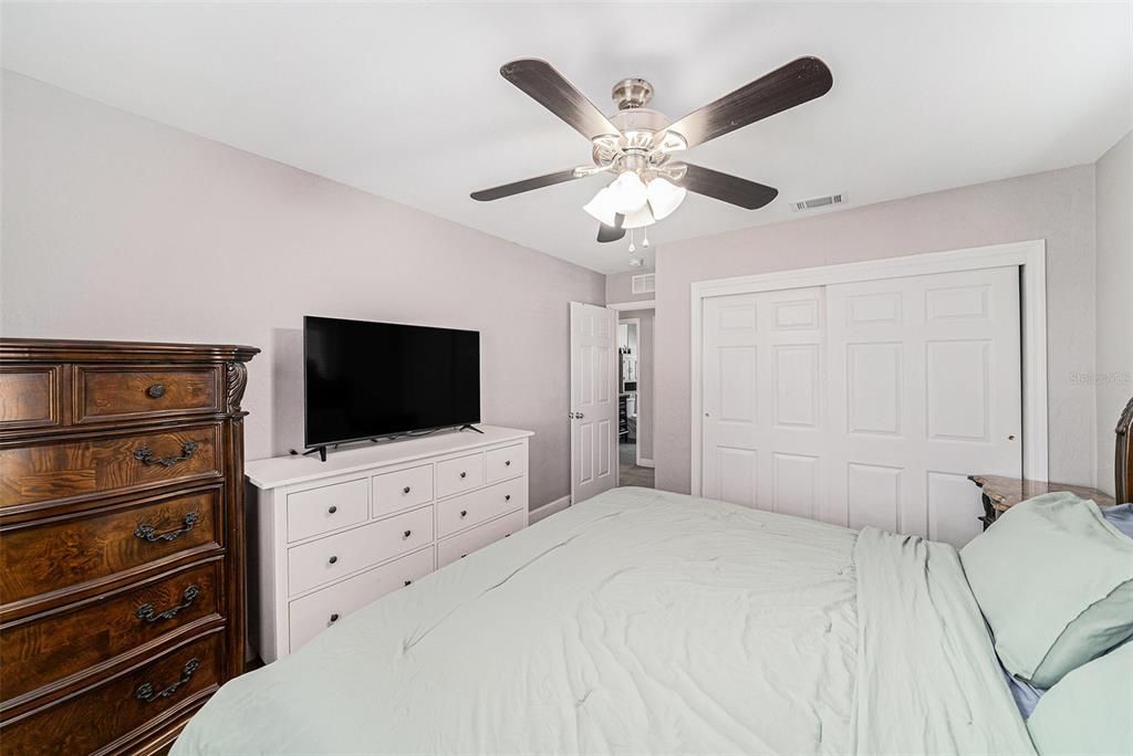 合同活跃: $320,000 (3 贝兹, 1 浴室, 1342 平方英尺)