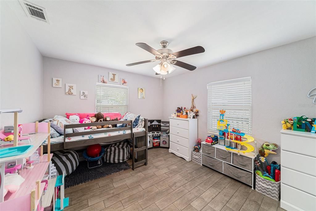 合同活跃: $320,000 (3 贝兹, 1 浴室, 1342 平方英尺)