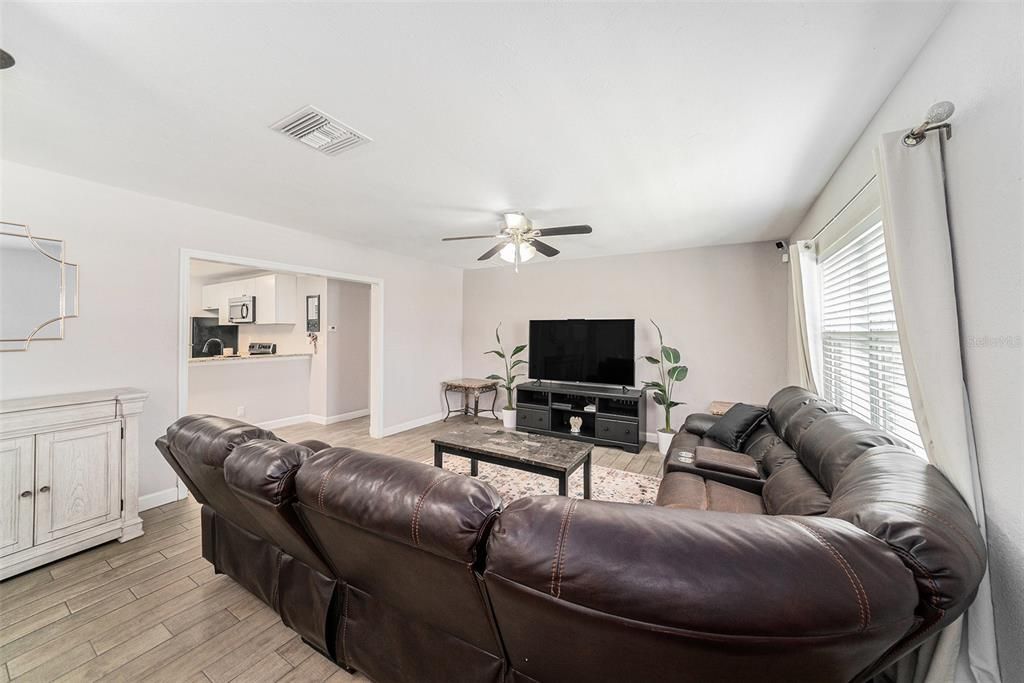 合同活跃: $320,000 (3 贝兹, 1 浴室, 1342 平方英尺)