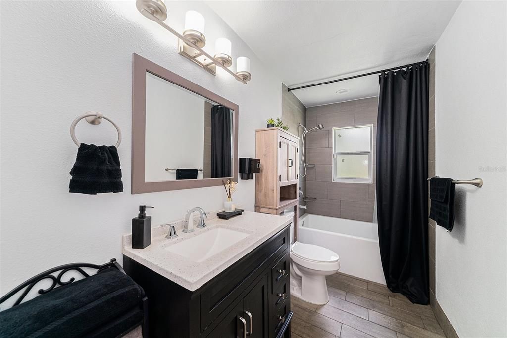 合同活跃: $320,000 (3 贝兹, 1 浴室, 1342 平方英尺)