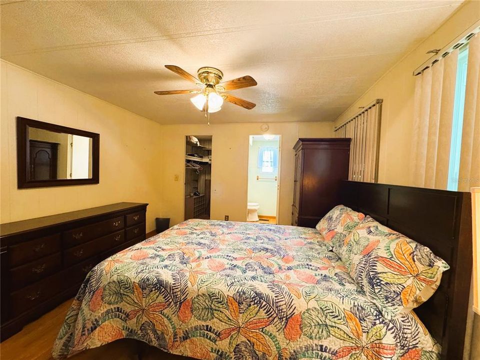 For Sale: $139,000 (2 beds, 2 baths, 1100 Square Feet)