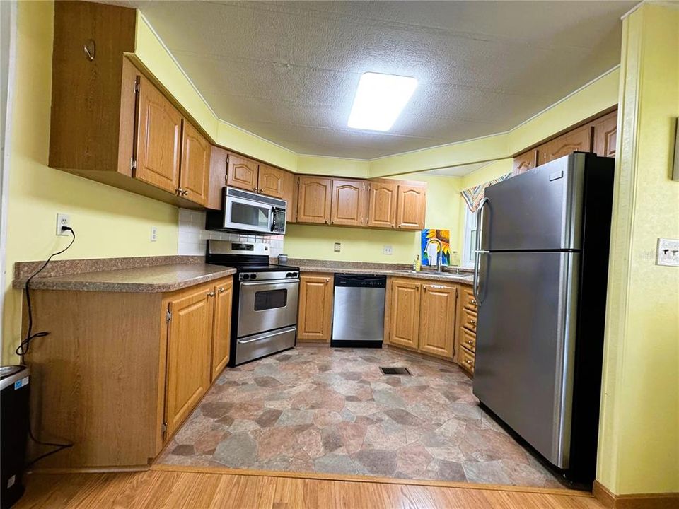 For Sale: $139,000 (2 beds, 2 baths, 1100 Square Feet)